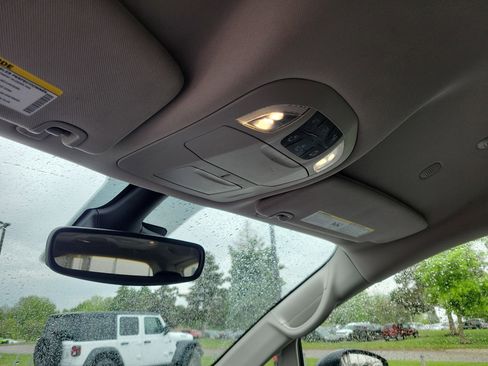 Used 2023 Chrysler Pacifica Touring-L FWD image 30