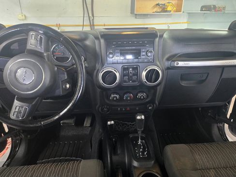 Used 2012 Jeep Wrangler Unlimited Sahara image 6
