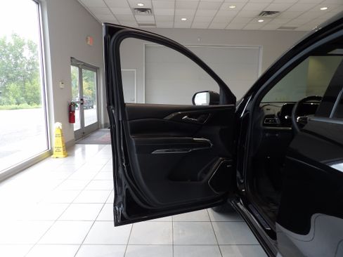 Used 2025 Chevrolet Traverse High Country w/ LPO, Floor Liner Package AWD/4WD image 9