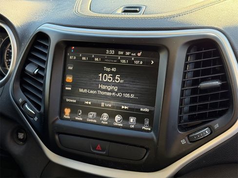 Used 2018 Jeep Cherokee Latitude Plus w/ Cold Weather Group image 18