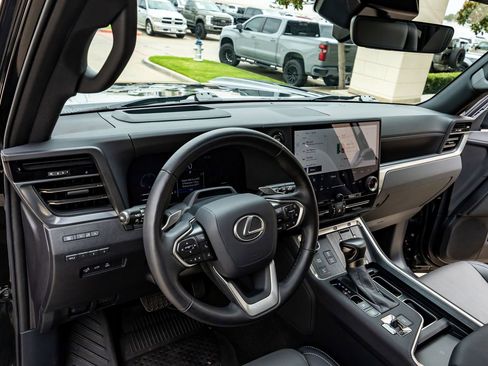 Used 2024 Lexus GX 550 w/ Accessory Package (31) AWD/4WD image 17