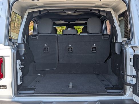 Used 2025 Jeep Wrangler Sahara image 18