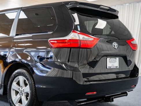 Used 2020 Toyota Sienna L image 6