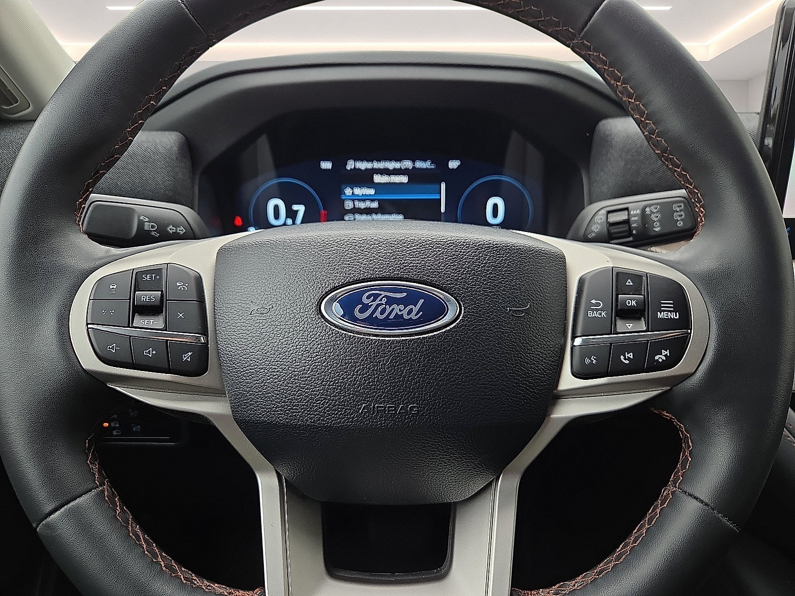 Used 2025 Ford Explorer Active RWD image 24