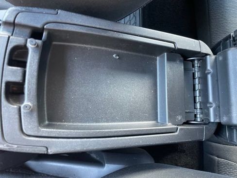 Used 2011 Chrysler 200 Touring FWD image 30