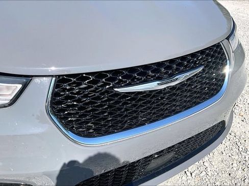 Used 2025 Chrysler Pacifica Select FWD image 28