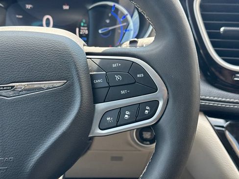 Used 2024 Chrysler Pacifica Limited FWD image 28