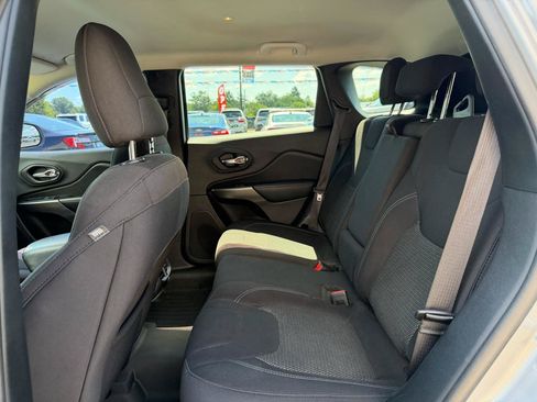Used 2020 Jeep Cherokee Latitude FWD image 17
