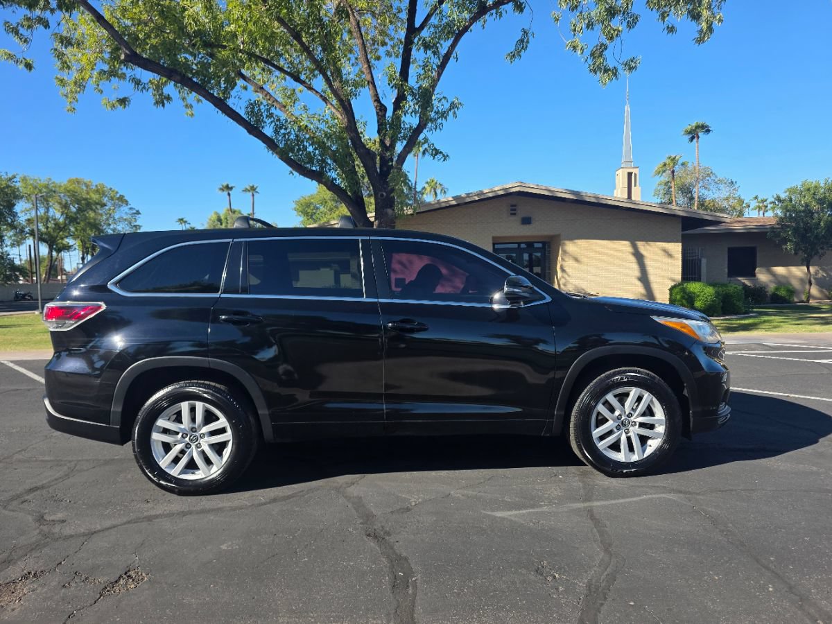 Used 2016 Toyota Highlander LE FWD image 3