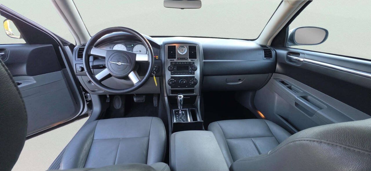 Used 2005 Chrysler 300 Touring RWD image 8