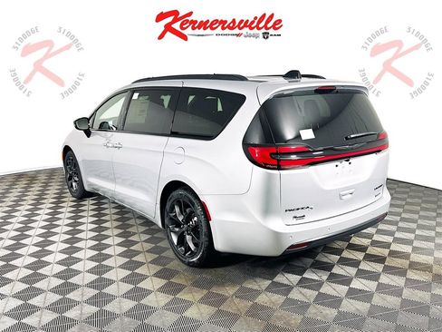New 2026 Chrysler Pacifica Limited w/ Uconnect Theater Family Group image 5