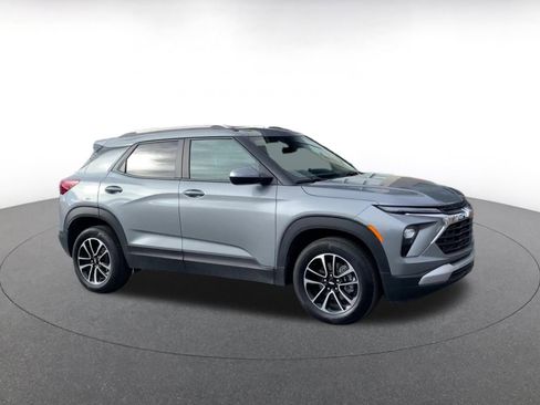 Used 2025 Chevrolet TrailBlazer LT image 2