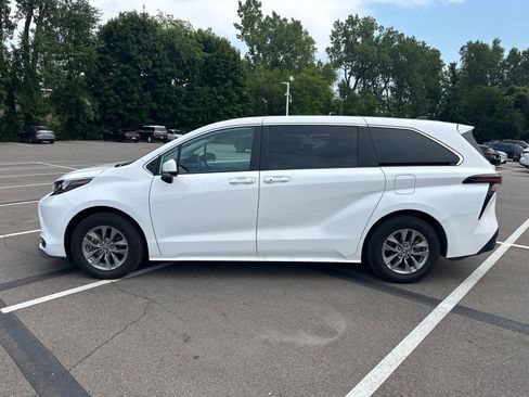 Used 2025 Toyota Sienna LE AWD/4WD image 8