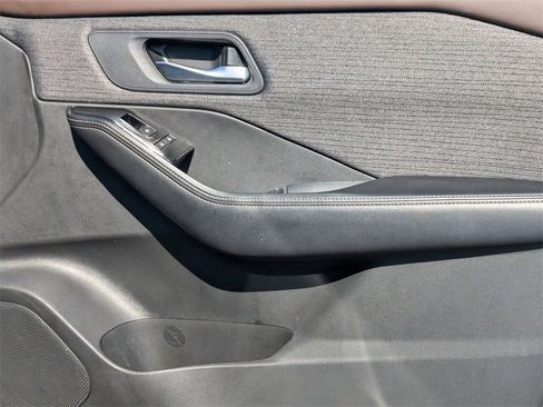 Used 2023 Nissan Rogue SV image 32