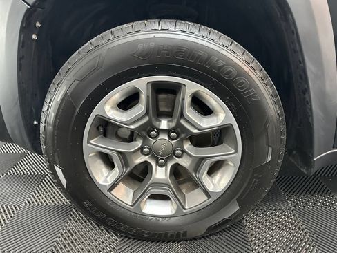 Used 2019 Jeep Cherokee Trailhawk AWD/4WD image 36