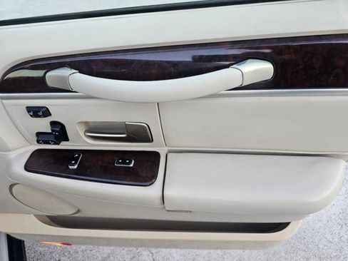 Used 2006 Lincoln Town Car Signature Limited image 12