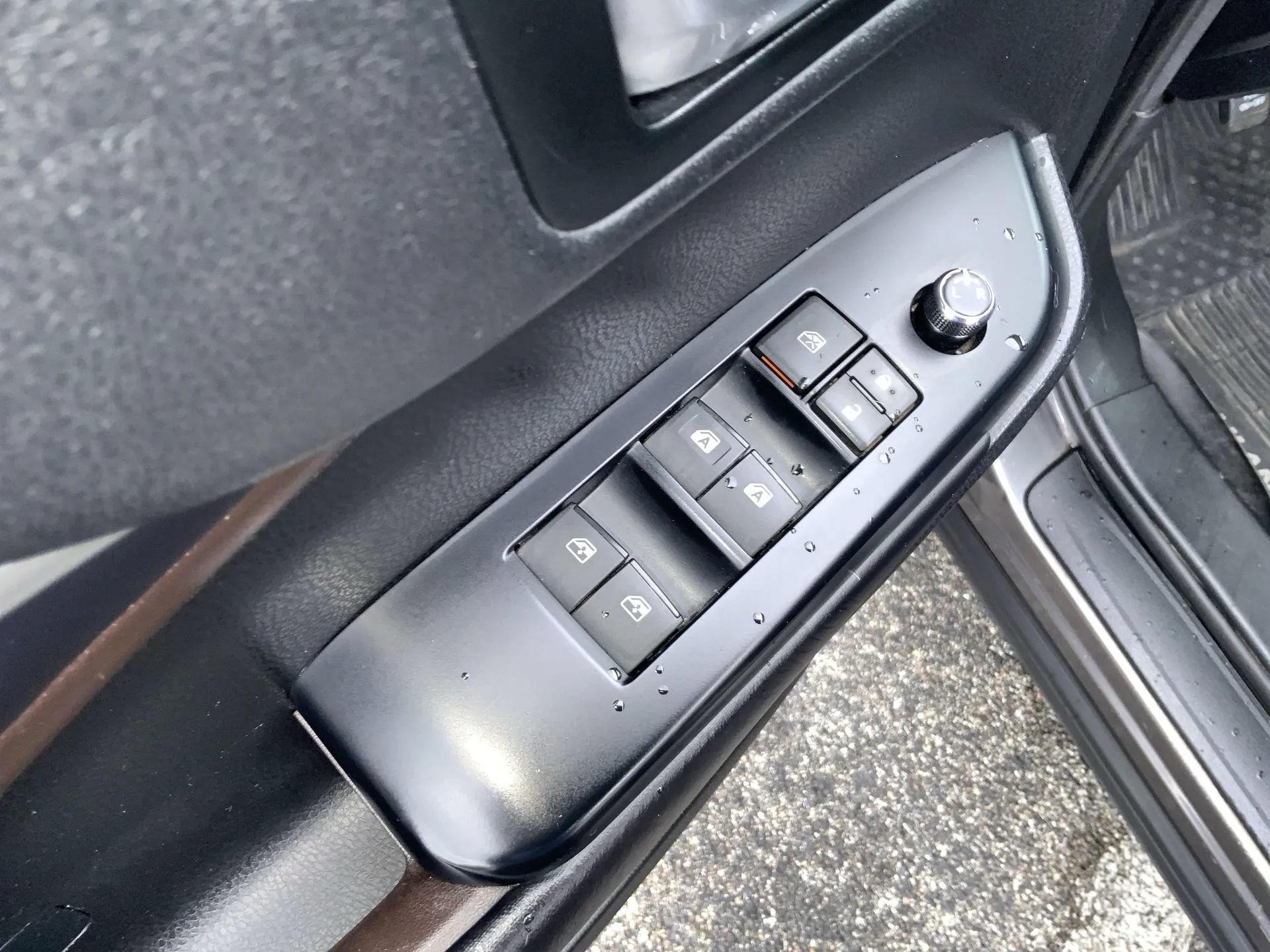 Used 2019 Toyota Highlander XLE AWD/4WD image 14