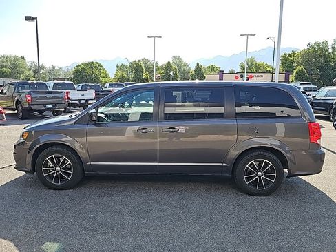 Used 2018 Dodge Grand Caravan SE image 4