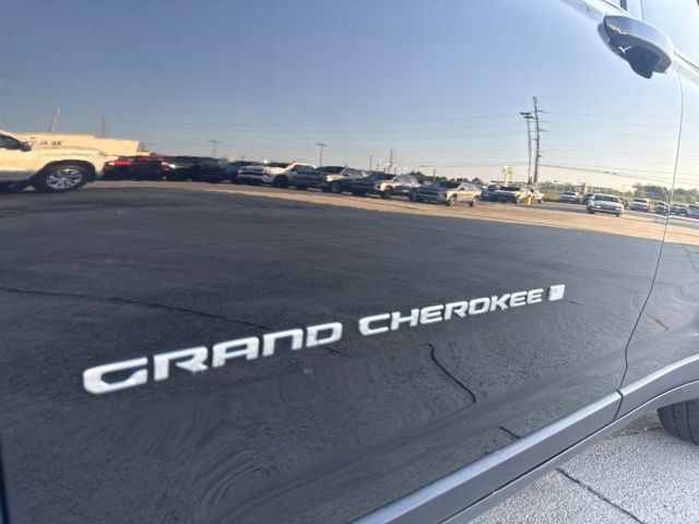 Used 2023 Jeep Grand Cherokee Limited w/ Luxury Tech Group II AWD/4WD image 9