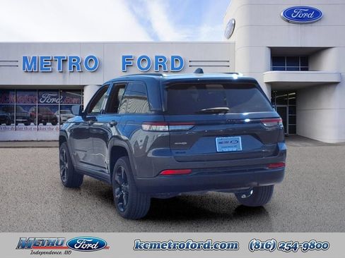 Used 2023 Jeep Grand Cherokee Altitude AWD/4WD image 5