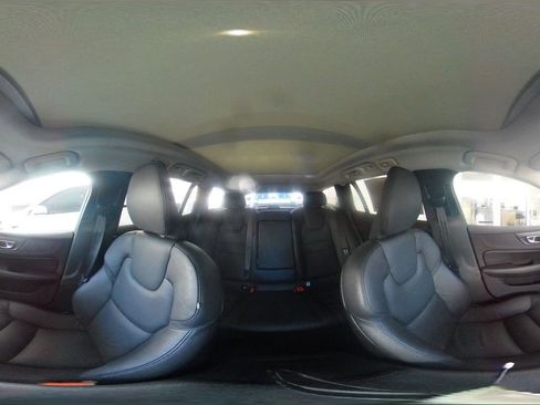 Used 2025 Volvo V60 B5 Cross Country Plus image 42