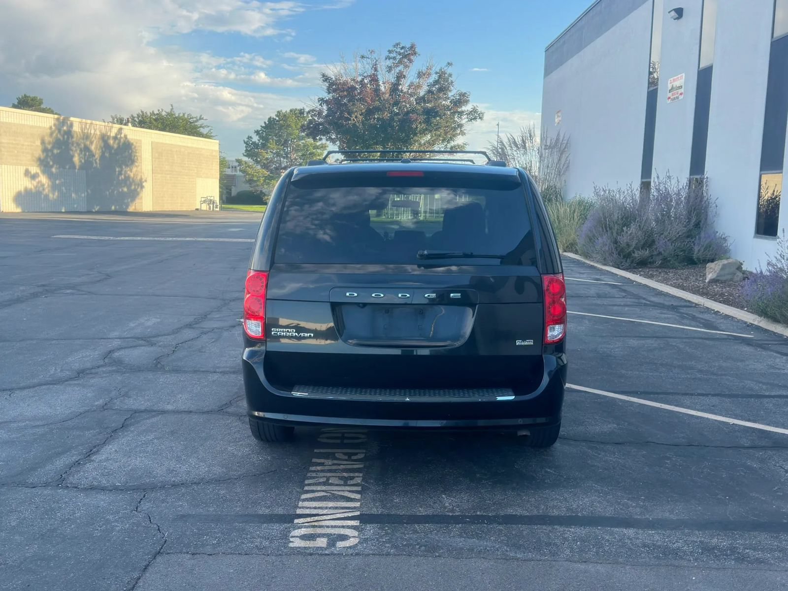 Used 2013 Dodge Grand Caravan SXT w/ Rear Park Assist Pkg FWD image 4