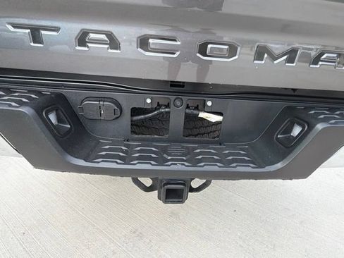Used 2017 Toyota Tacoma TRD Off-Road w/ Tow Package (A/T) AWD/4WD image 13