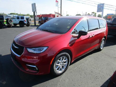 New 2025 Chrysler Pacifica Select image 1