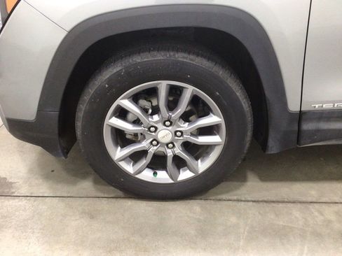 Used 2024 GMC Terrain SLT image 8