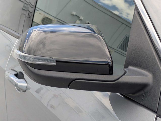 Used 2025 Chevrolet Traverse LT FWD image 11