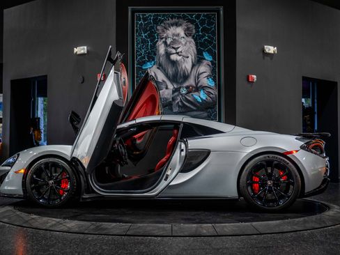 Used 2018 McLaren 570S Spider image 25