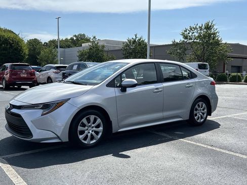 Used 2026 Toyota Corolla LE FWD image 5