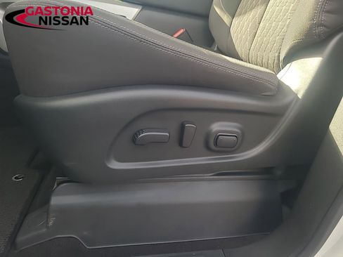 Used 2024 Nissan Titan SV w/ SV Convenience Package image 35