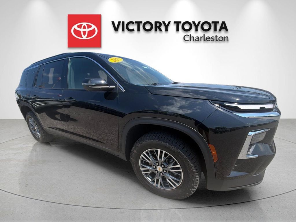 Used 2025 Chevrolet Traverse LT w/ Driver Confidence Package AWD/4WD image 5
