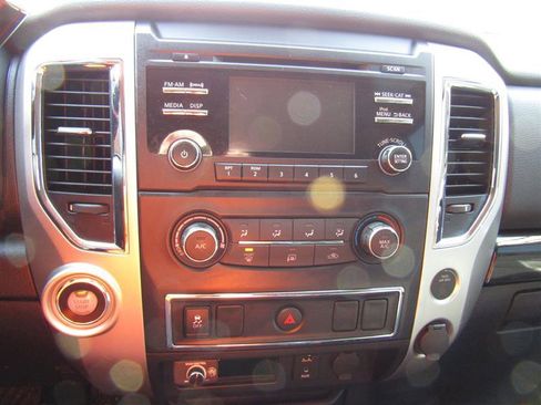 Used 2018 Nissan Titan SV image 17