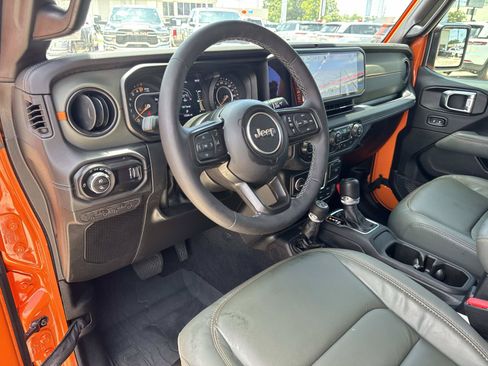 Used 2025 Jeep Gladiator Mojave AWD/4WD image 17
