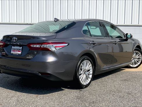 Used 2020 Toyota Camry XLE w/ Sunroof Package FWD image 17