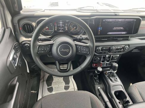 Used 2025 Jeep Wrangler Unlimited Rubicon AWD/4WD image 14