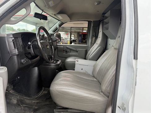 Used 2021 Chevrolet Express 3500 w/ Driver Convenience Package RWD image 9