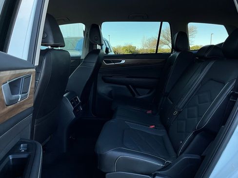 Used 2025 Volkswagen Atlas SE image 12