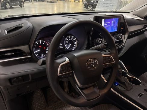 Used 2023 Toyota Highlander L FWD image 9