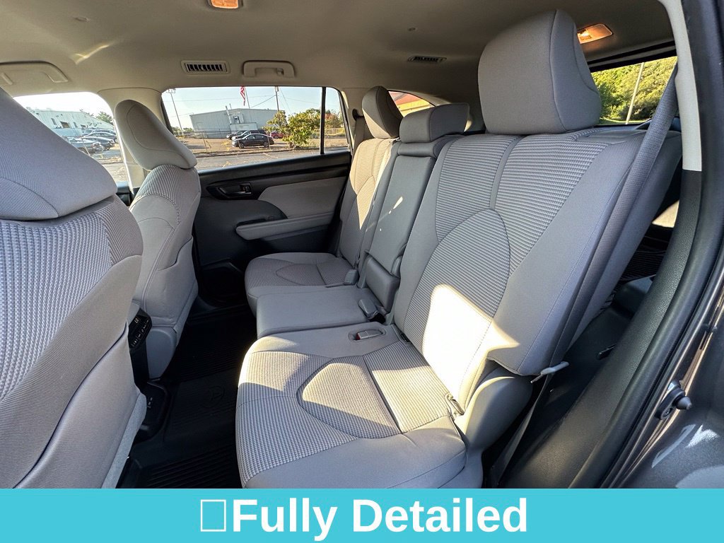 Used 2022 Toyota Highlander LE AWD/4WD image 27