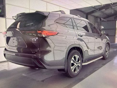 Used 2023 Toyota Highlander XLE FWD image 3