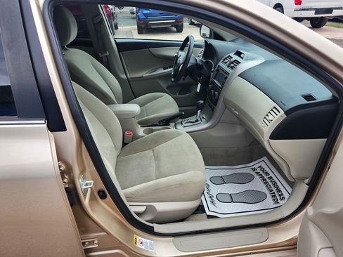 Used 2013 Toyota Corolla LE FWD image 17