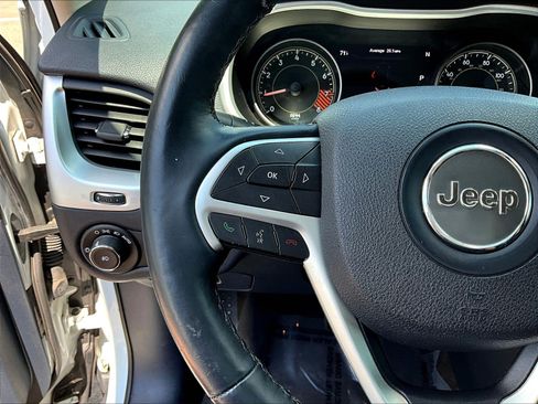 Used 2014 Jeep Cherokee Limited w/ Luxury Group AWD/4WD image 11