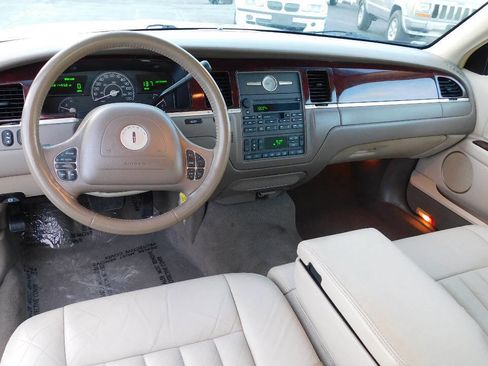 Used 2004 Lincoln Town Car Signature image 20