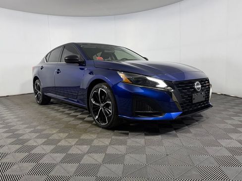 Used 2023 Nissan Altima 2.5 SR AWD/4WD image 5