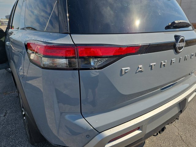 Used 2023 Nissan Pathfinder Platinum AWD/4WD image 30