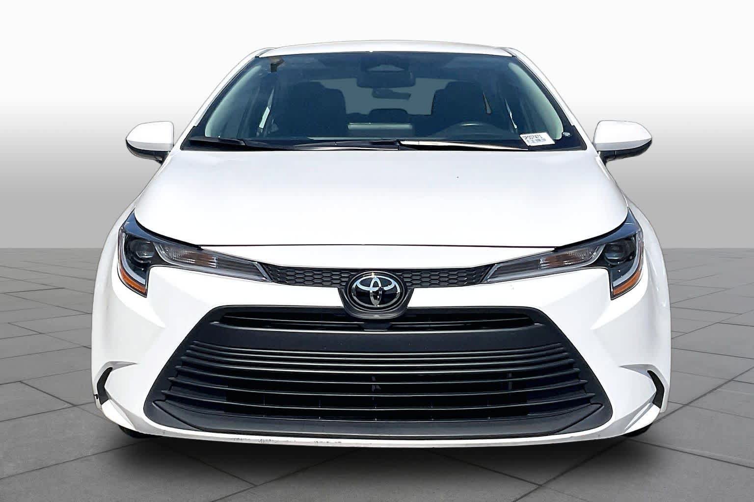Used 2025 Toyota Corolla LE FWD image 4