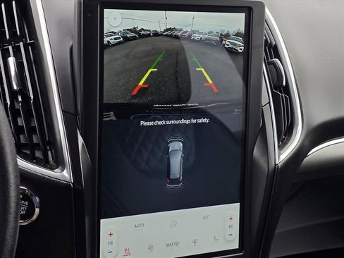 Used 2024 Ford Edge Titanium image 5